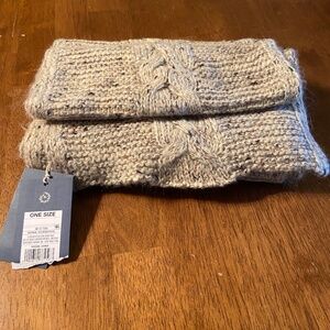 New With Tags Universal Thread Scarf